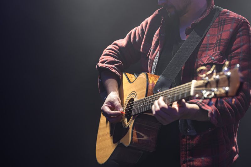 Persona che suona la chitarra